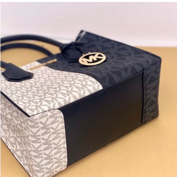 Michael Kors Mercer
Medium Two-Tone Logo
Crossbody Bag And Wallet
Set - Picture 13 of 15